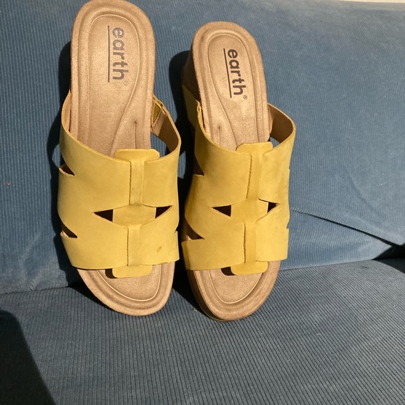 NWB. Beautiful soft luxurious Comfort EARTH 3” wedge open toe slides-brand new - Picture 3 of 8